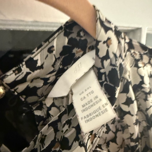 H&M Black and White Ruffled Blouse with Peter Pan Collar - Picture 2 of 2